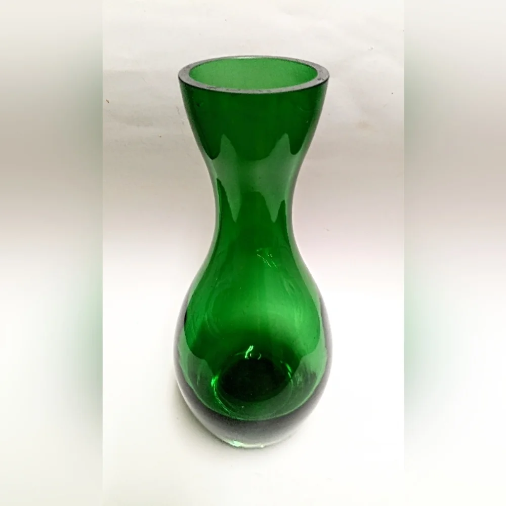 Elegant Crate & barrel Diva Emerald green Blown Glass Vase Poland 11.5